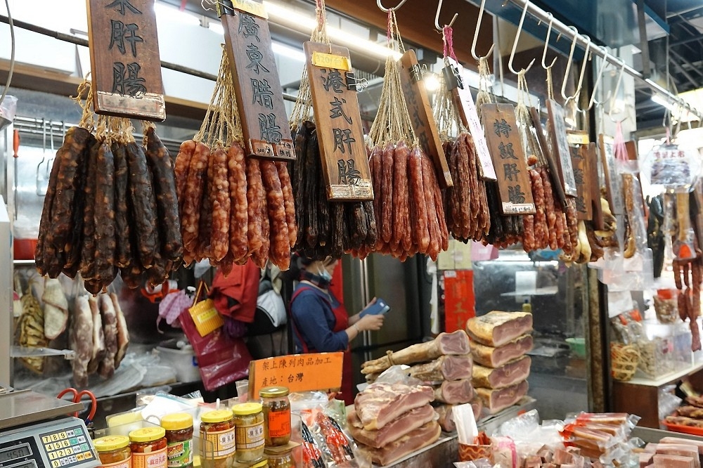 南門市場販售臘腸、臘肉、家鄉肉、金華火腿等豬肉製品的店家（攝影：張家維）