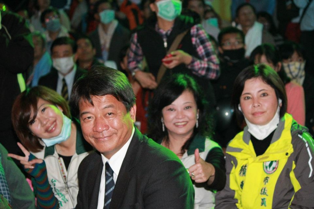 台南市議長選舉25日登場，選前最後一刻宣布退出民進黨的郭信良在第二輪投票中以28票當選議長。（取自陳秋萍臉書）
