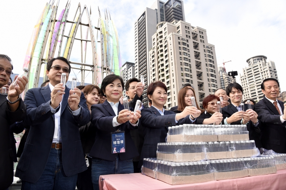 為了宣示抗空污的決心，盧秀燕團隊還特地準備了1萬瓶空瓶贈予市民。（攝影：張文玠）