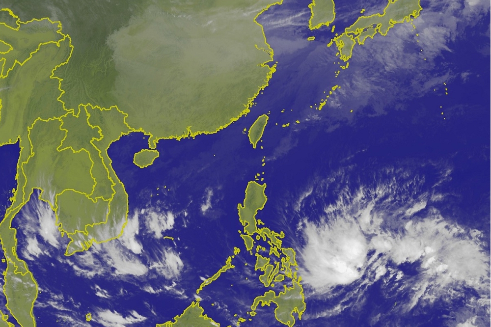 位於菲律賓東方海面的熱帶性低氣壓也正蠢蠢欲動，最快26日會增強為輕度颱風。（圖片取自中央氣象局）