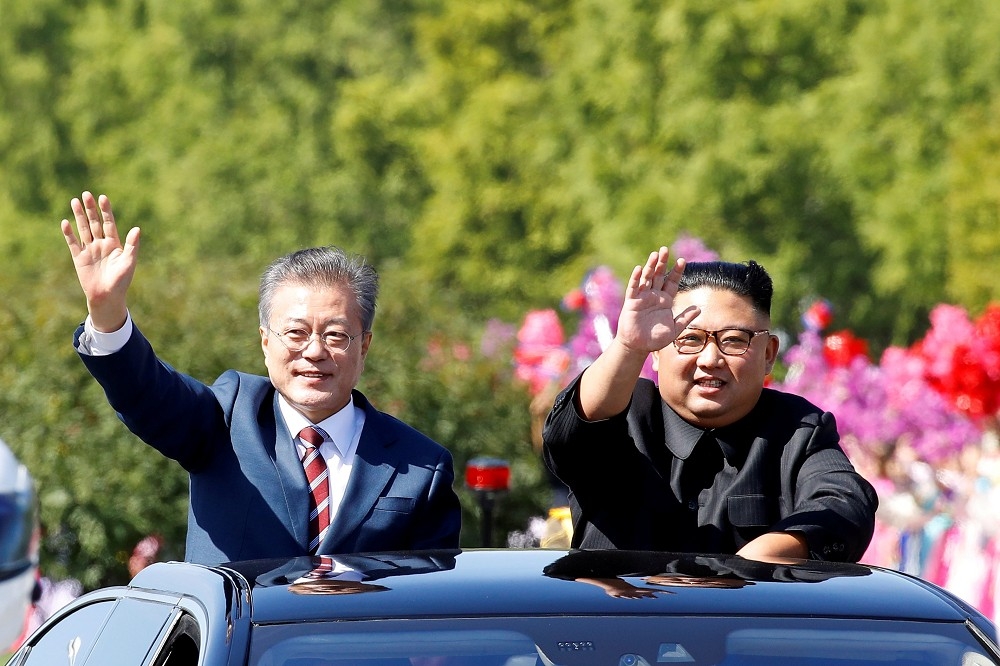 南韓總統文在寅（左）《新柏林宣言》中主張的兩韓交流理念，將與美國「越南模式」將正面較勁，並由北韓領導人金正恩（右）做抉擇。（湯森路透）