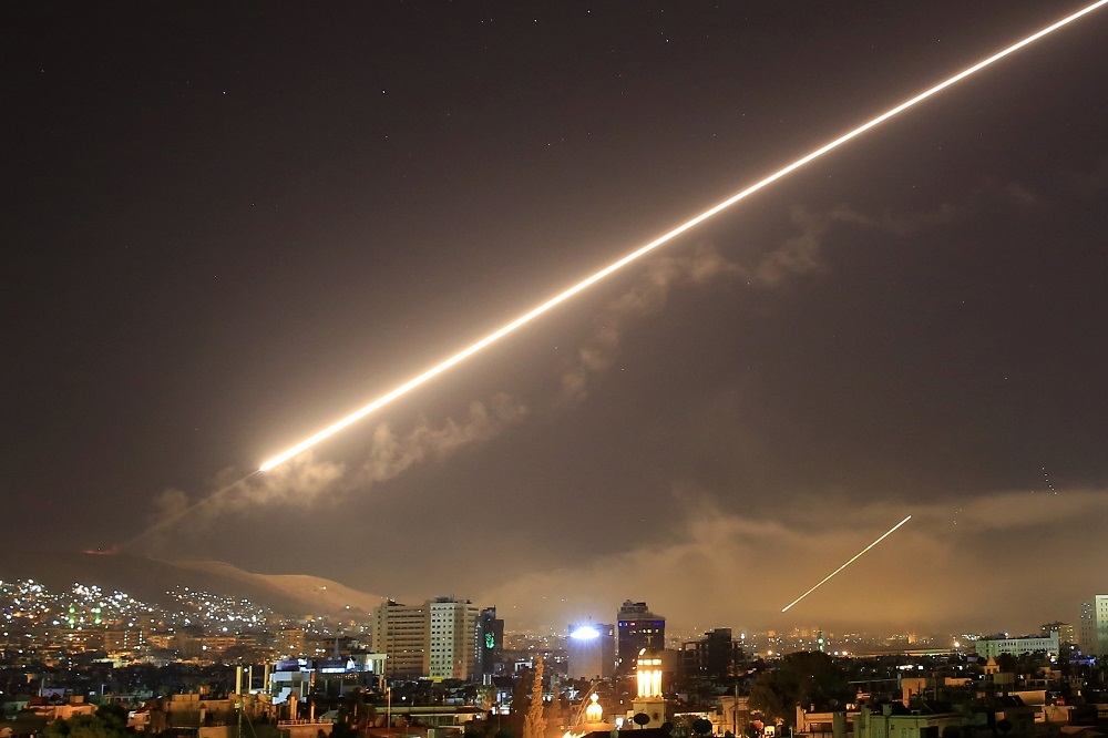 敘利亞稱該國防空系統，25日攔截多枚以色列戰機自黎巴嫩領空發射的飛彈。圖為4月時，川普指控敘國使用化武而發動空襲的畫面。（美聯社）