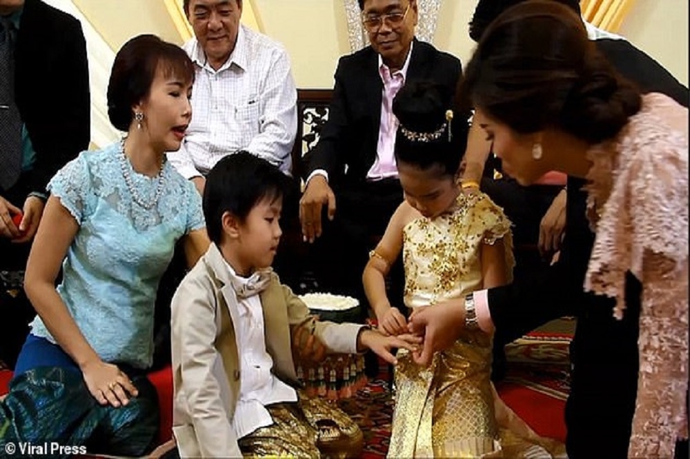 泰國6歲龍鳳胎成婚。（圖片取自《每日郵報》）