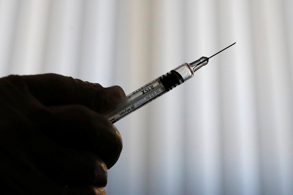 高雄市衛生局27日通報，一支法國賽諾菲生產的流感疫苗出現小黑點。圖為示意圖。（湯森路透）