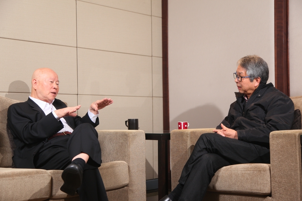 民進黨前主席許信良（左）接受《上報》專訪，並由社長胡鴻仁（右）親自採訪。（攝影：張哲偉）