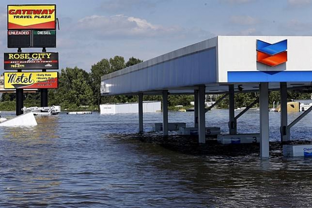哈維颶風帶來龐大雨量，德州一處加油站浸在水中。（湯森路透）