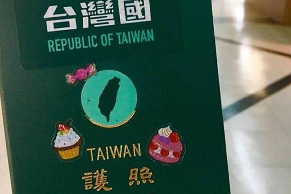 台灣一名女網友日前到西班牙旅行，護照封面貼著台灣國護照貼紙，卻被飯店櫃檯質疑沒有台灣這個國家，堅持將他的國籍寫為「中國」。（圖片取自臉書）