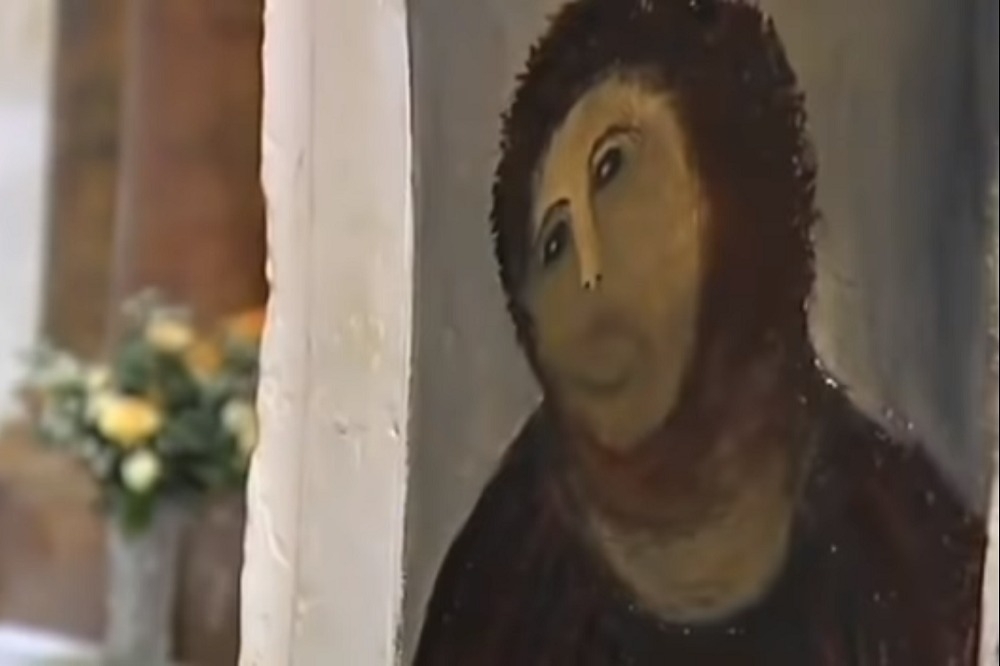西班牙一幅19世紀的教堂壁畫遭到意外「毀容」。（翻攝自YouTube）
