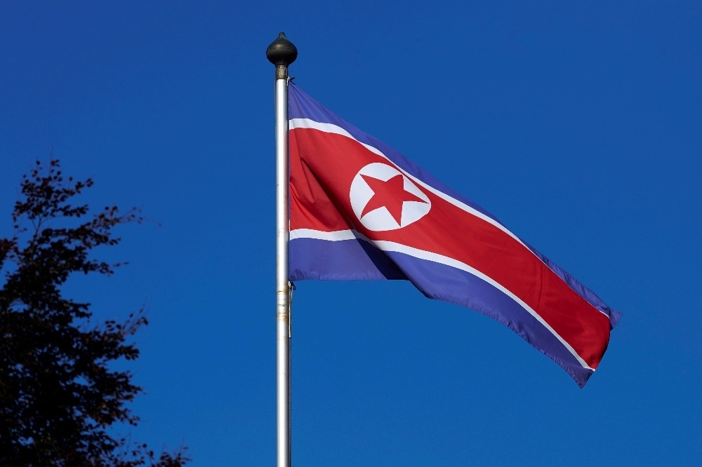 一只朝鮮國家旗幟飄揚於朝駐聯使館前。（湯森路透）