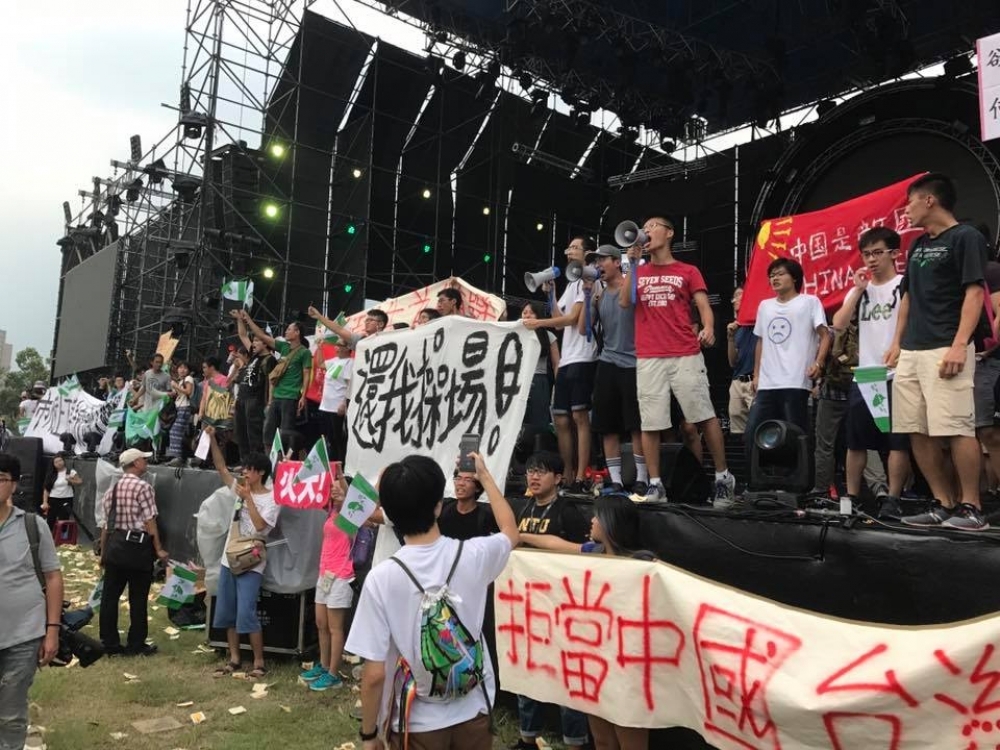 中國選秀節目《中國新歌聲》24日台大田徑場舉行，抗議學生突破主辦單位封鎖線攻占舞台。（圖片取自李柏璋臉書）