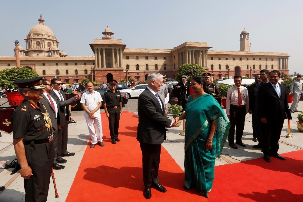 印度國防部悉哈拉曼（右）與美國國防部馬堤斯（左）在會前握手致意。（湯森路透）