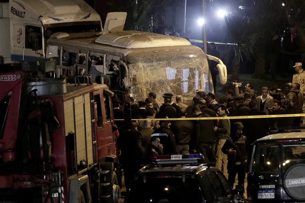 一輛旅遊巴士28日於埃及首都開羅遭到炸彈襲擊，造成4死、11人受傷。（美聯社）
