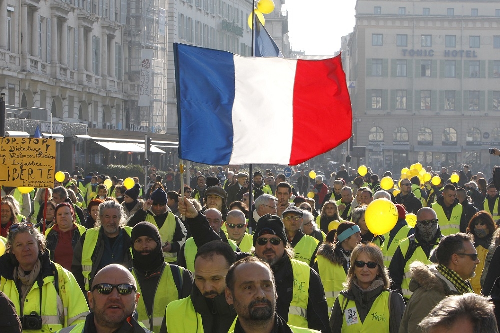 黃背心示威者29日聚集於法國南部城市馬賽（Marseille）進行抗議活動。（美聯社）