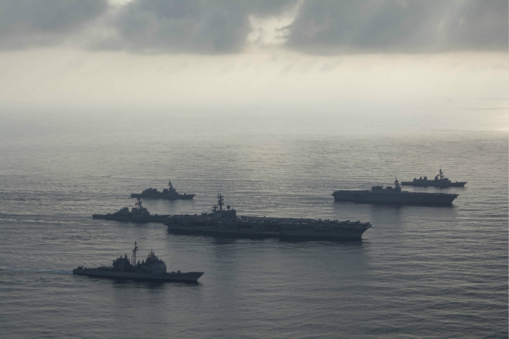 8月份美軍雷根號航空母艦群（圖中下）與日本加賀號護衛艦（圖中上）共赴南海演習。（圖片取自美國海軍）