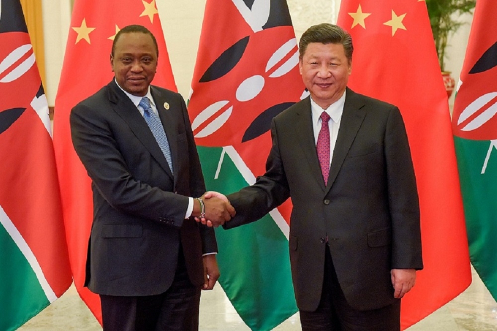 中國國家主席習近平2017年5月於北京「一帶一路」會晤前，與肯亞總統肯亞塔（Uhuru Kenyatta）握手（湯森路透）