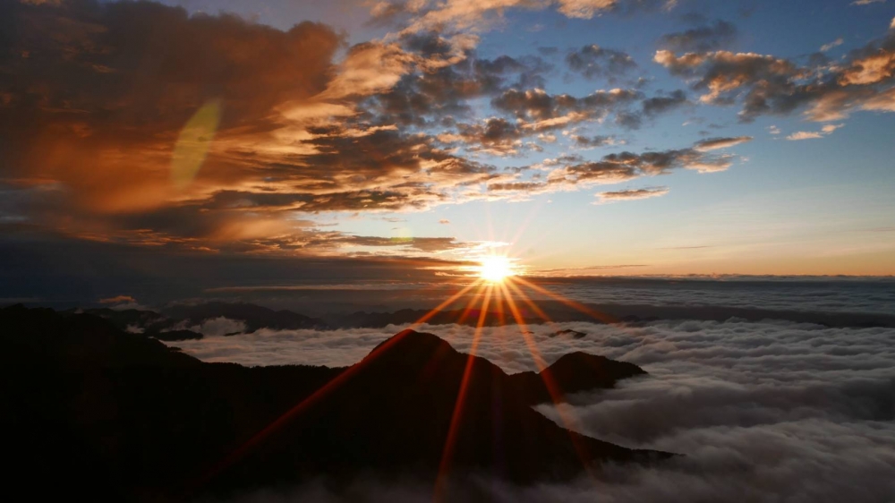 中央氣象局31日下午5點40分，於玉山測站拍下今年最後一抹夕陽。（中央氣象局提供）