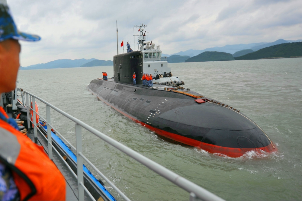 正在進行演習的中共海軍潛艇。（中新社）
