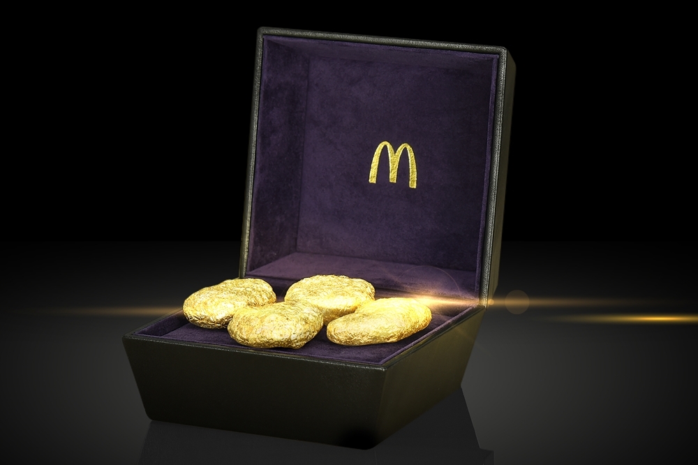 為了慶祝麥克鷄塊來台35年，麥當勞舉辦「麥克鷄塊答題大挑戰，抽黃金麥克鷄塊」活動，就有機會抽中價值新台幣25萬元的「黃金麥克鷄塊」。（台灣麥當勞提供）