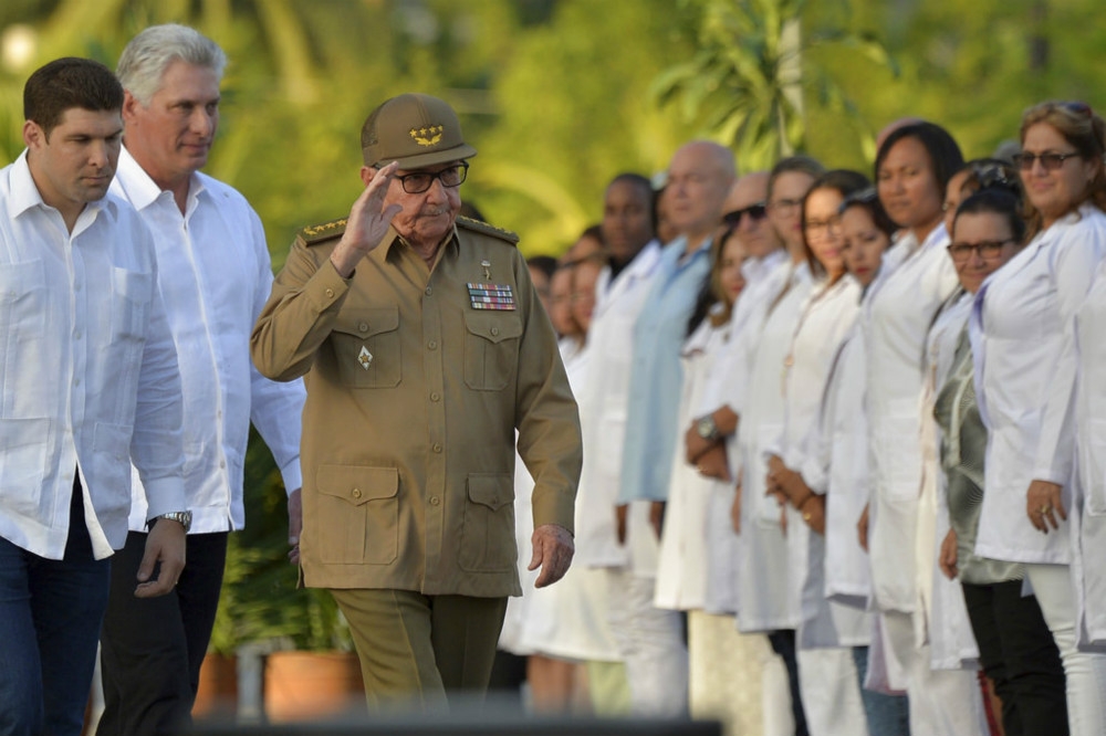 古巴前總統勞爾卡斯楚（圖中央）、現任總統狄亞士・卡奈（圖左後）共同出席「革命60週年」紀念儀式。（美聯社）