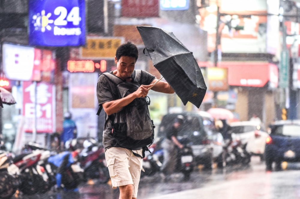 今年第16號颱風「瑪娃」的外圍環流目前已影響台灣，氣象局針對宜蘭縣、花蓮縣、台東縣、澎湖縣4縣市發布豪雨和大雨特報。（資料照片／葉信菉攝）