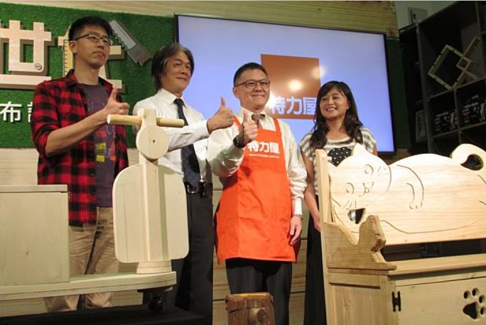 特力屋事業群總經理張佰青(右二)與三力代表合照。（圖片來源：陳彥邦）
