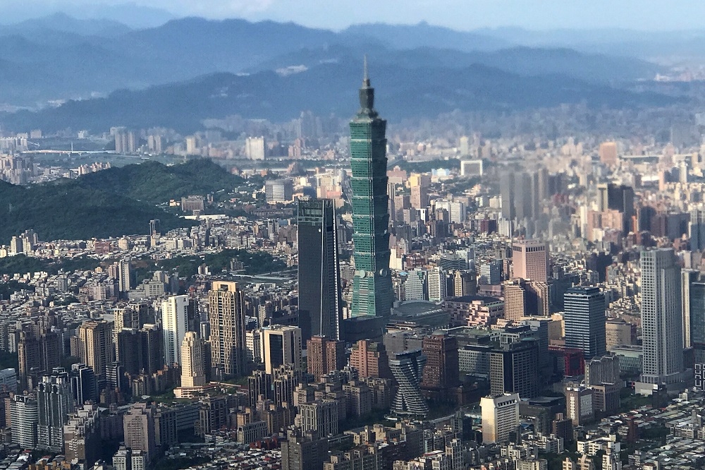 知名旅遊網站Globe Spots將台灣列為2019年全球10大必遊國家。圖由飛機上俯瞰台北市。（湯森路透）