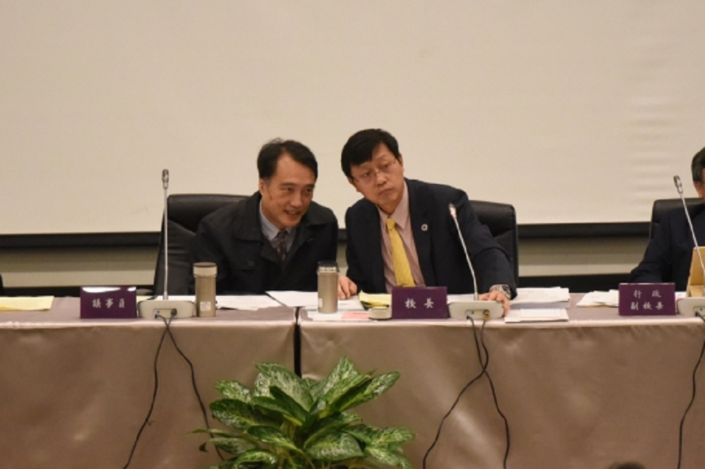 台灣大學於5日召開第一學期第二次校務會議，最後一次主持校務會議的台大代理校長郭大維（右者）表示，自己「如釋重負」。（攝影：鄭宇騏）