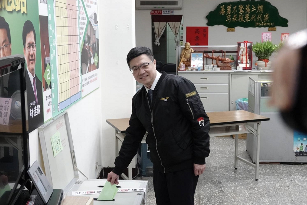 黨主席候選人卓榮泰上午10點至內湖進行投票。（攝影：陳沛妤）