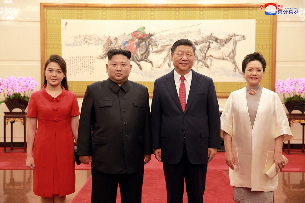 金正恩再度到訪北京與習近平會面，圖為2018年7月會面照片。（湯森路透）