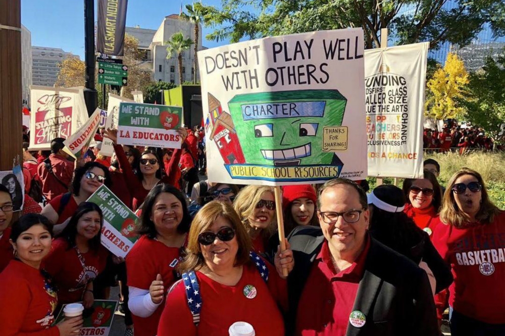 洛杉磯學區眾多教師穿上紅衣抗議，要求政府提高公立學校福利和經費。（圖片取自UTLA臉書專頁）