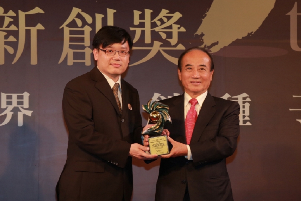 陳昆鋒(左)2014年獲得國家新創獎，如今卻爆發論文造假事件。(圖片取自國家新創獎網頁)