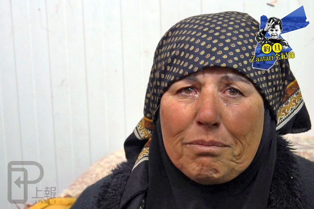 近8旬老媽媽一家5口雖逃出敘利亞，目前難民營的生活也算平靜，但想起子女們至今下落不明，難掩悲傷痛哭。（攝影：許雅慧）