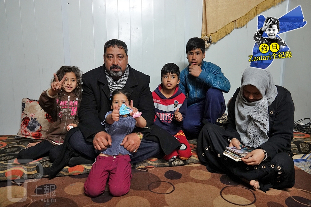Zaatari難民營自治會長 Sheikh Yusuf（左2）說：「家毀了，什麼都沒有了，不敢對未來抱持任何希望。」（攝影：許雅慧）