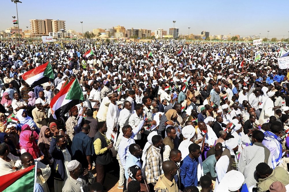 蘇丹2018年底因嚴重通膨爆發民怨，要求總統巴席爾下台。圖為力挺巴席爾執政的支持者。（美聯社）