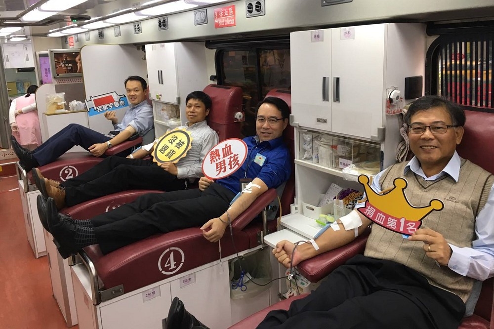 日前全台鬧血荒，不少民眾聽聞敢去捐血。但台灣血液基金會表示，過年前仍須募到16萬袋，才能維持春節醫院病患用血。（圖片取自台北捐血中心粉絲團）