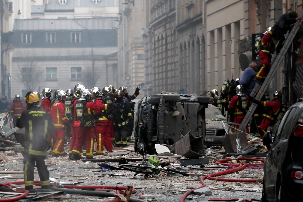 巴黎市區麵包店傳出氣體爆炸。（湯森路透）