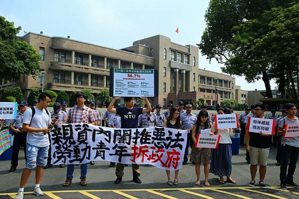 勞團22日上午在行政院前舉行「親資內閣推惡法，勞動青年拆政府」記者會。（攝影：陳育陞）