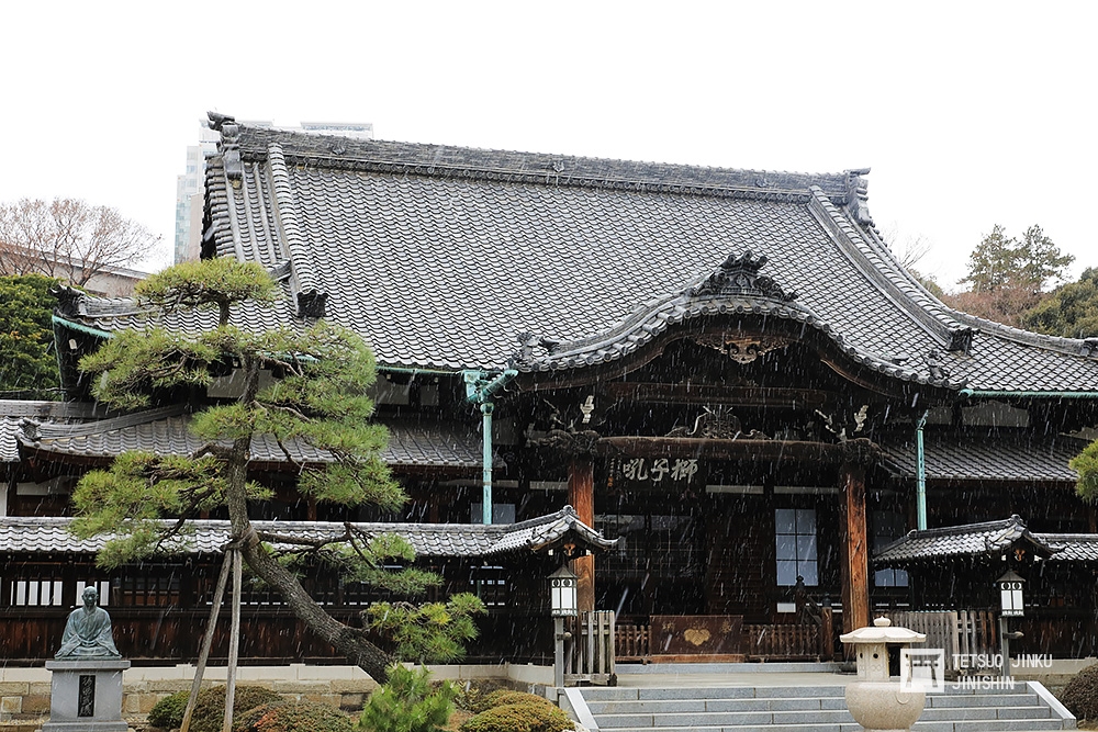 筆者前往泉岳寺取材時，巧遇今年東京的初雪，讓此地更顯淒涼。（攝影：陳威臣）