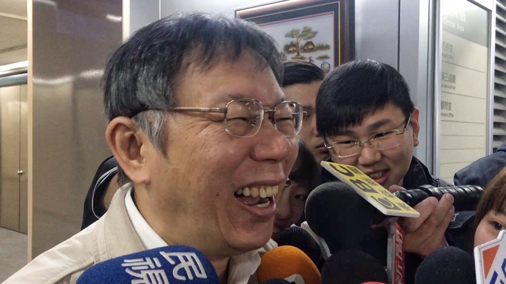 柯文哲14日受訪時表示，作為台北市長也要關心國際局勢與國內經濟走向，所以在11樓有專門在彙報的機構，「本來就應該知道外面的局勢。」（攝影：鄭宇騏）