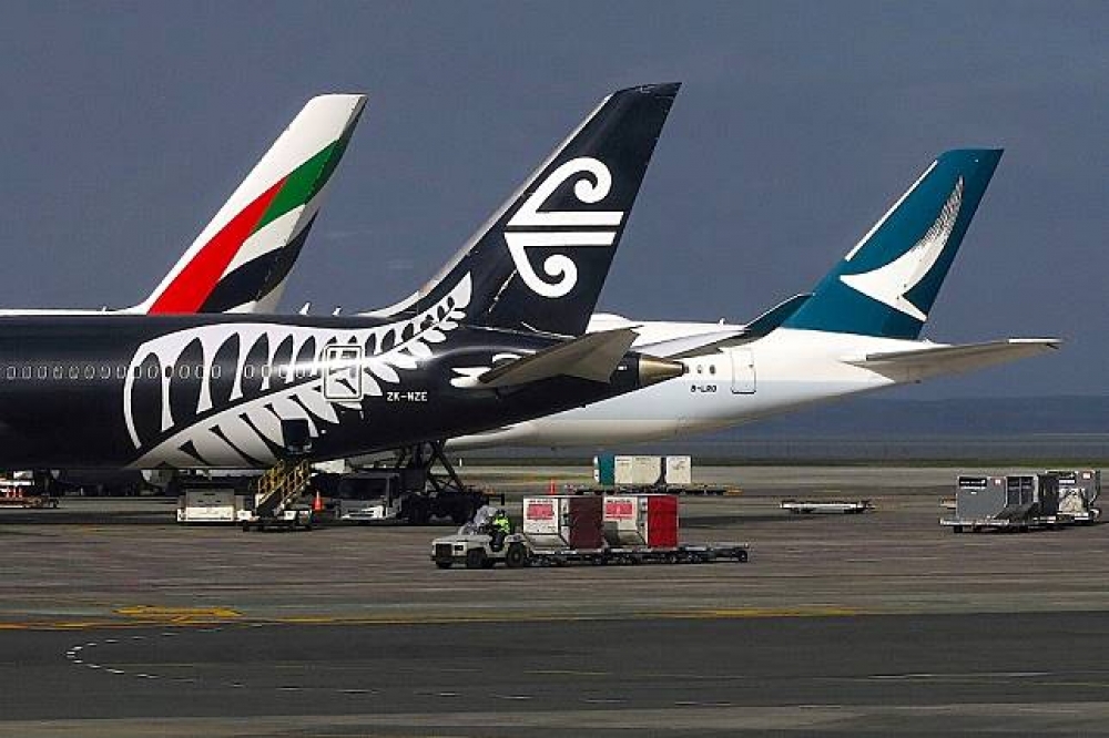 從左至右分別為阿聯酋航空、紐西蘭航空及國泰航空班機。（湯森路透）