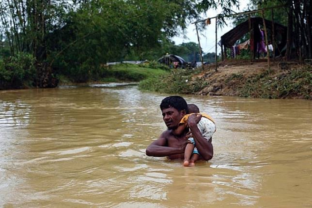 數以萬計的羅興亞人為逃離緬甸政府軍的迫害，跋山涉水逃往孟加拉避難。（湯森路透）