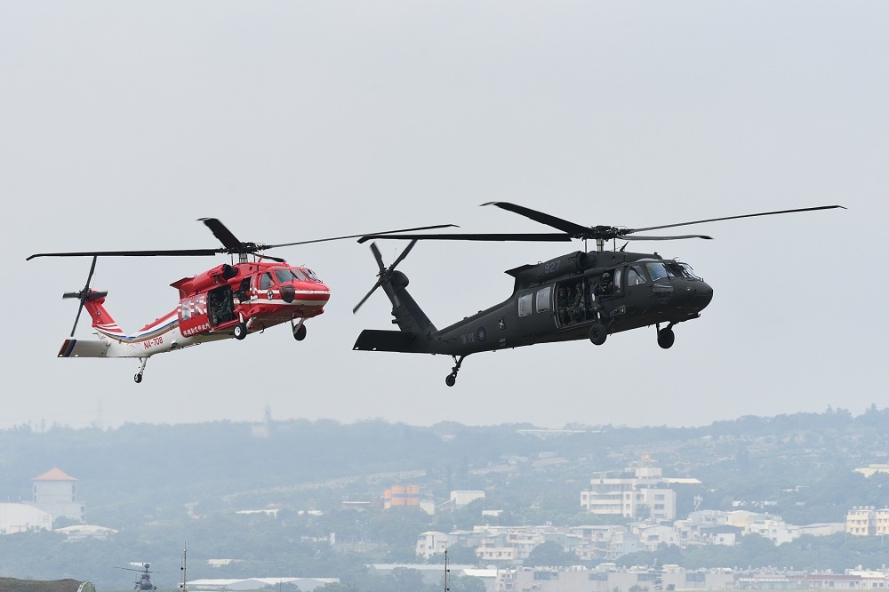 作者認為，臺灣黑鷹直升機移撥空勤總隊變成「紅鷹」，現在又要移撥空軍取代「藍鷹」，就法理上不僅違反建案程序，也是高層帶頭視預算法為無物的最惡劣示範。（本報資料照片）