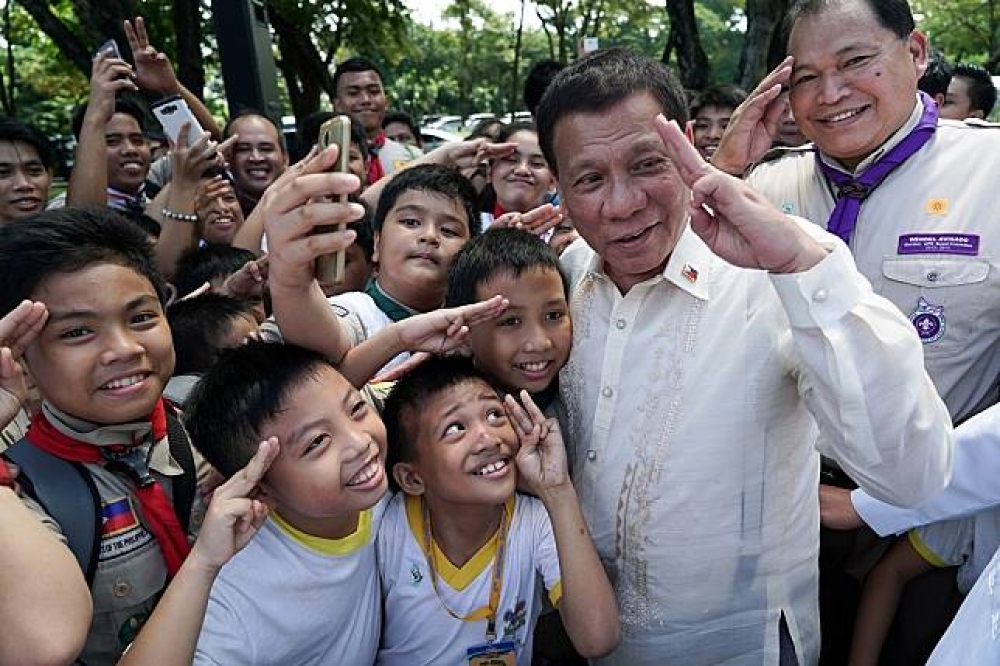 菲律賓總統杜特蒂（Rodrigo Duterte，右二）。（湯森路透）