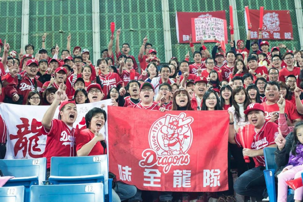 圖為2014年中華民國職棒退役聯盟舉辦的公益對抗賽，集結了不少當年的龍迷。（取自味全龍粉絲團）