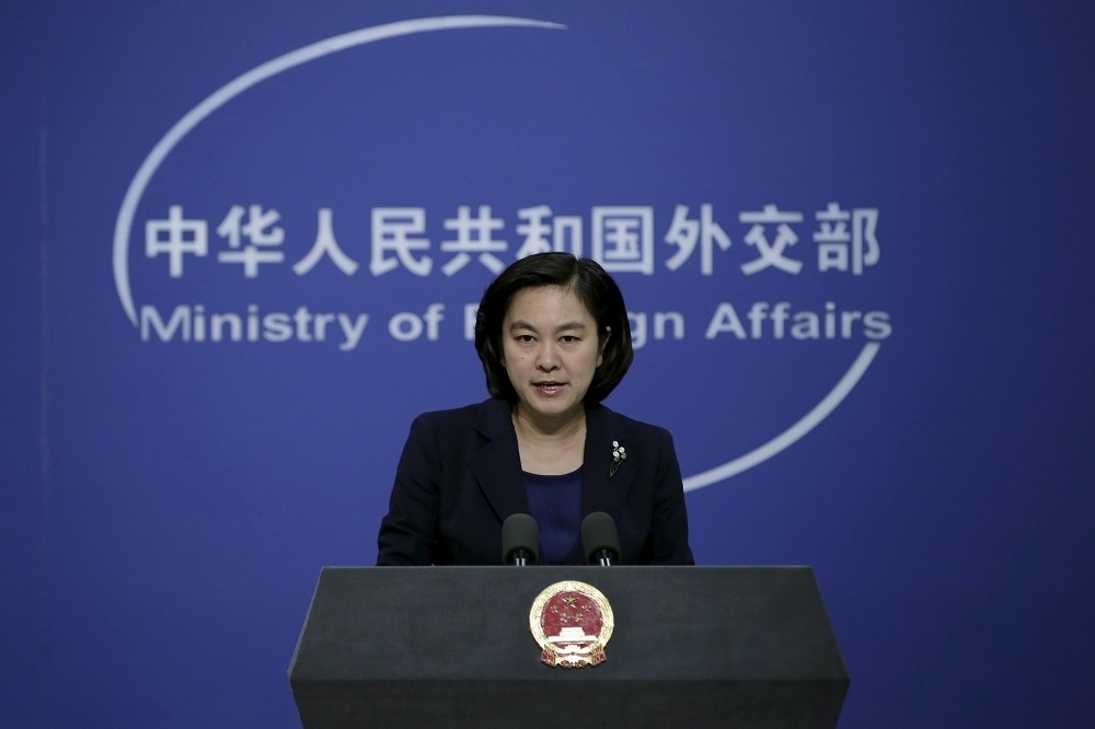 中國外交部發言人華春瑩17日針對美國的指控與企業封殺做出回應。（湯森路透）