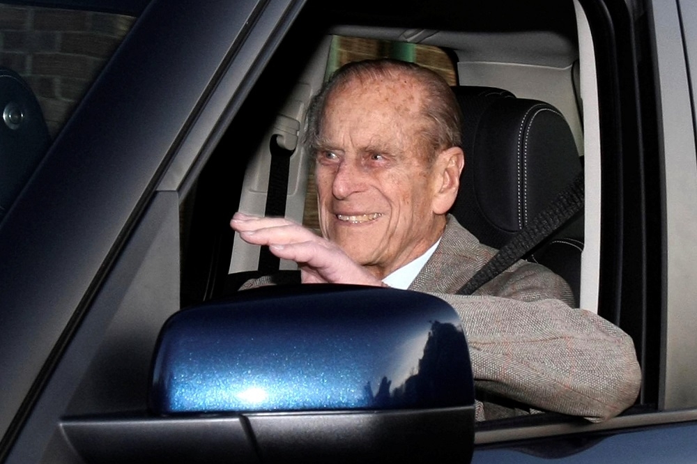 高齡97歲的英國菲利浦親王（Prince Philip）17日自己駕駛Land Rover，發生車禍翻車幸而沒受傷。（湯森路透）