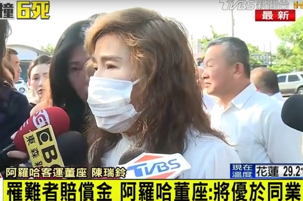 阿羅哈董座陳瑞鈴首度露面，戴著口罩，面容略顯疲態。（圖片取自TVBS新聞台）