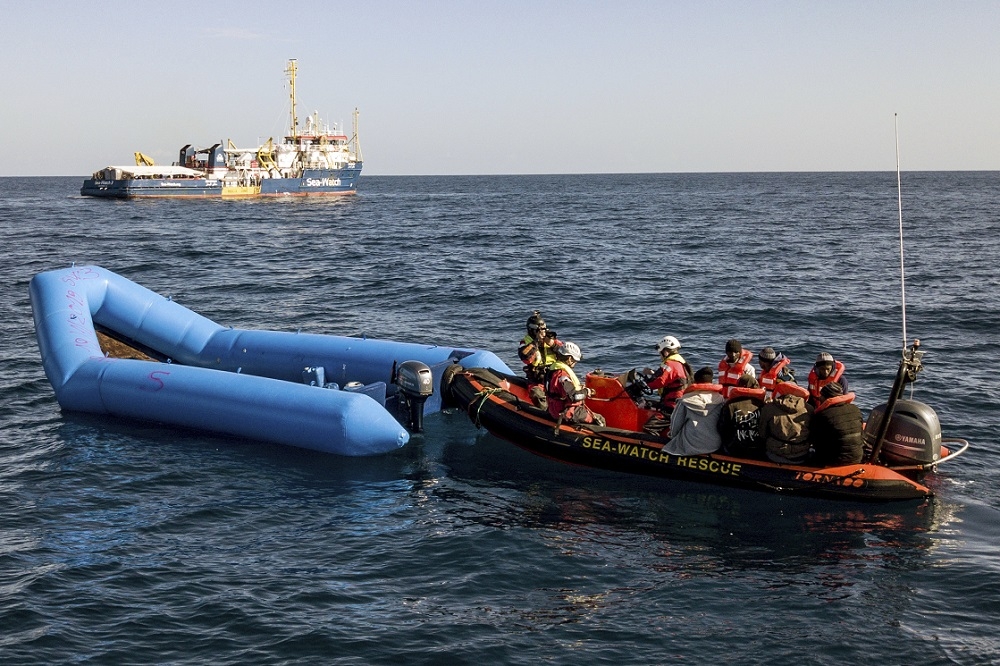 一艘載有53人的船隻自摩洛哥出發，於地中海西部翻覆，德國非政府組織證實目前有47人獲救。（美聯社）