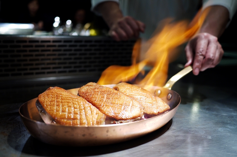 經過鐵板高溫火焰炙燒，烤出柔嫩多汁的「白蘭地鴨胸」。（攝影：黃映嘉）