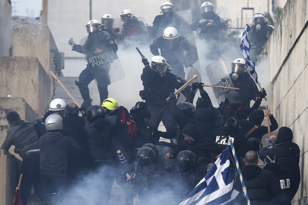 希臘雅典20日爆發大規模抗議，民眾不滿政府同意讓鄰國馬其頓更改國號。（美聯社）